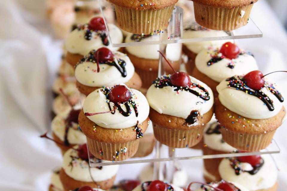 Banana split cupcakes