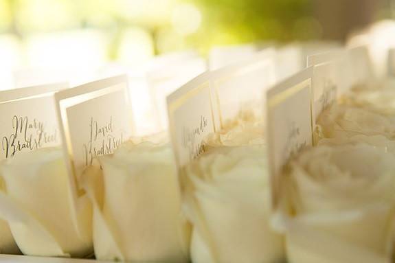 Table cards between roses