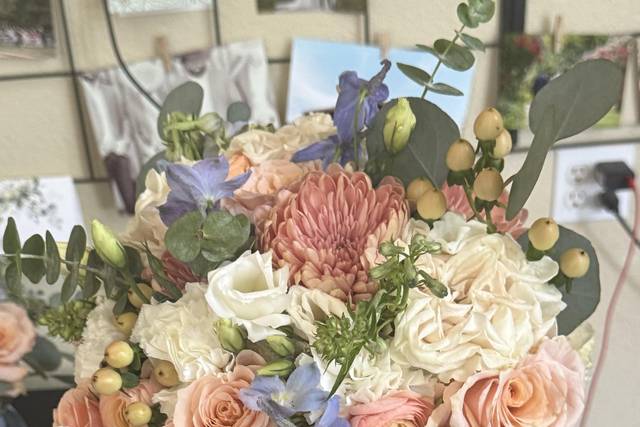 Soft & delicate bridal bouquet