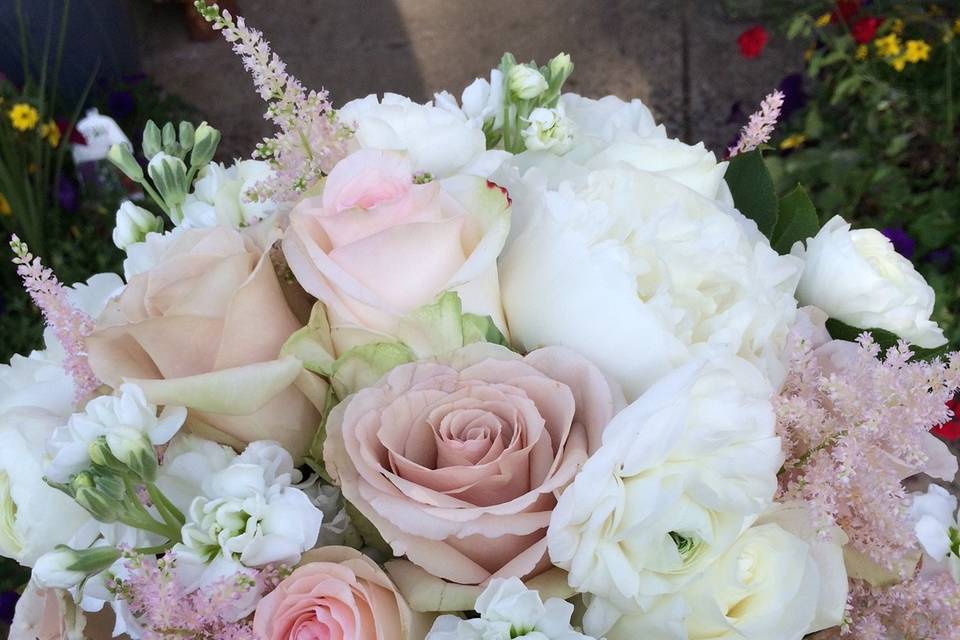 Dusty pink and white bouquet