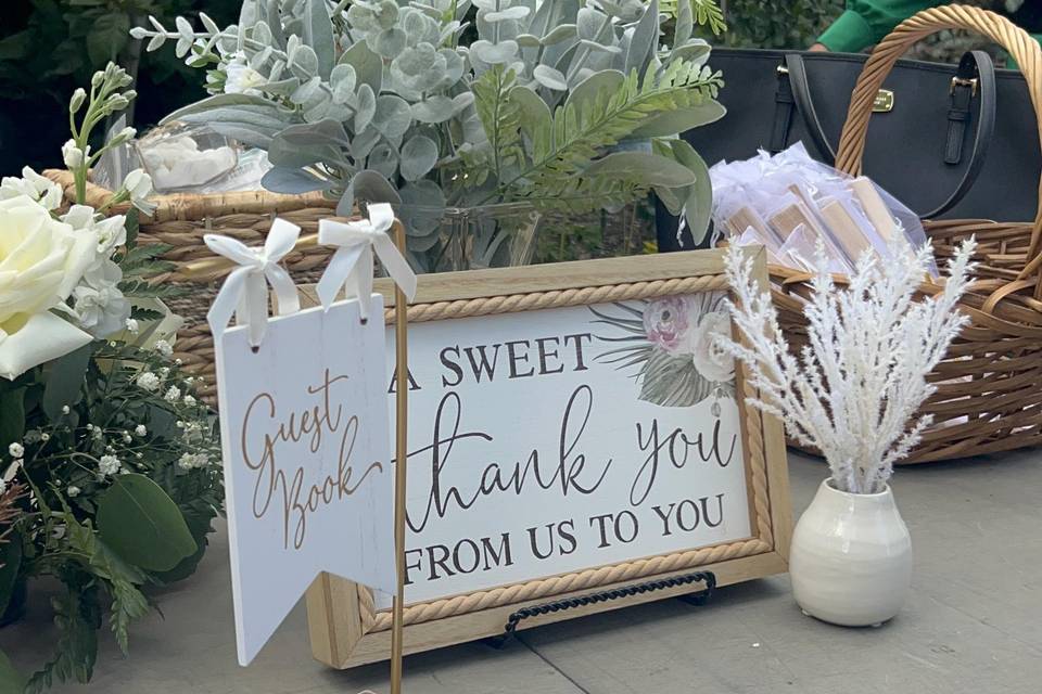 Gift table details