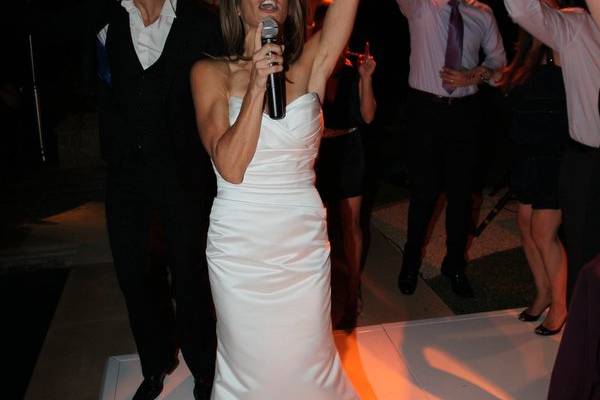 Newlywed on the dancefloor and microphone