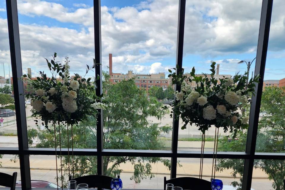 Head table with pillars