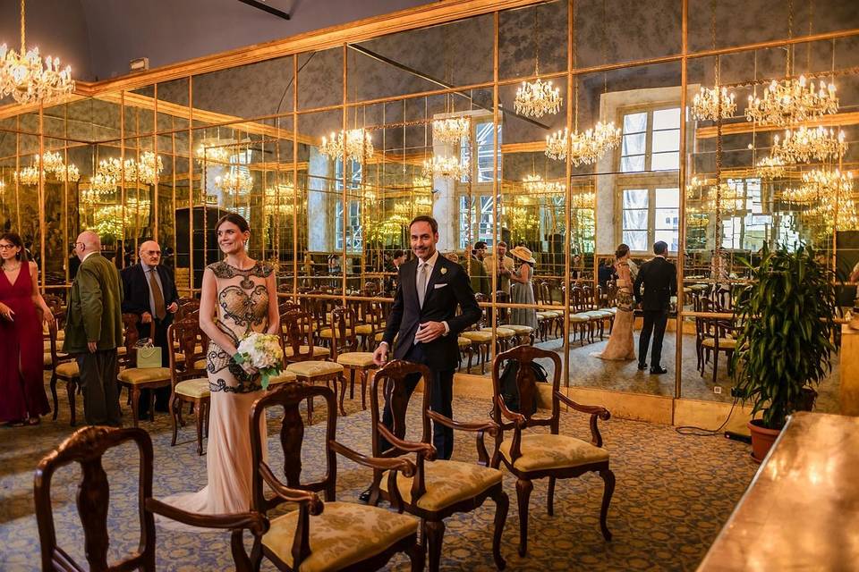 Civil ceremony in common, the bride and groom in the hall of mirrors