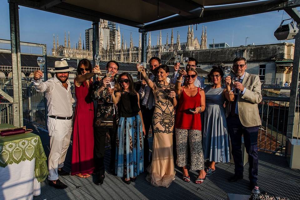 Toast with the guests on the roofs