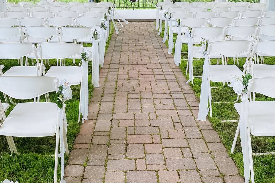 Tropical ceremony decor