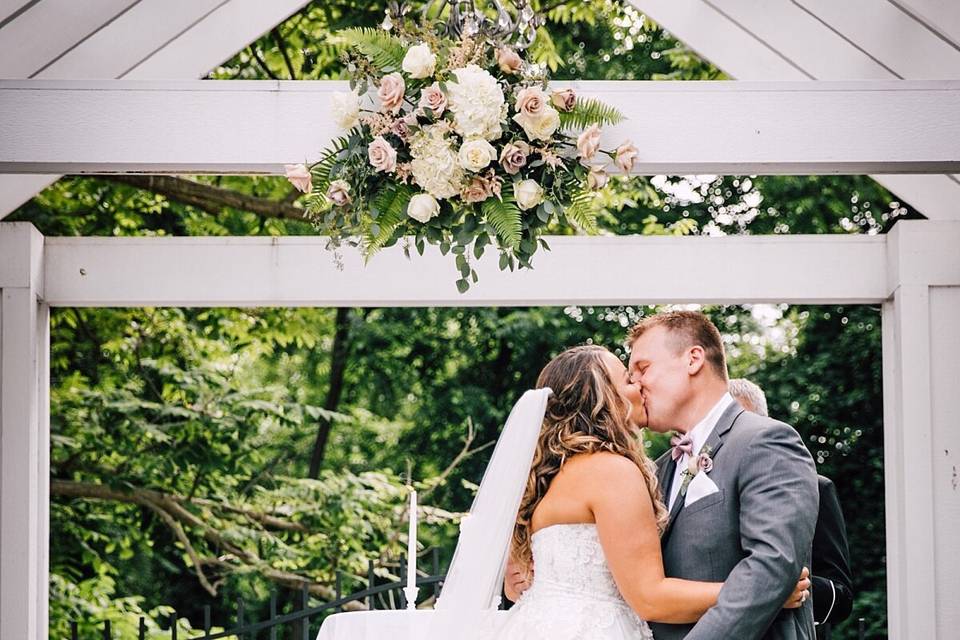 Kiss under the trellis