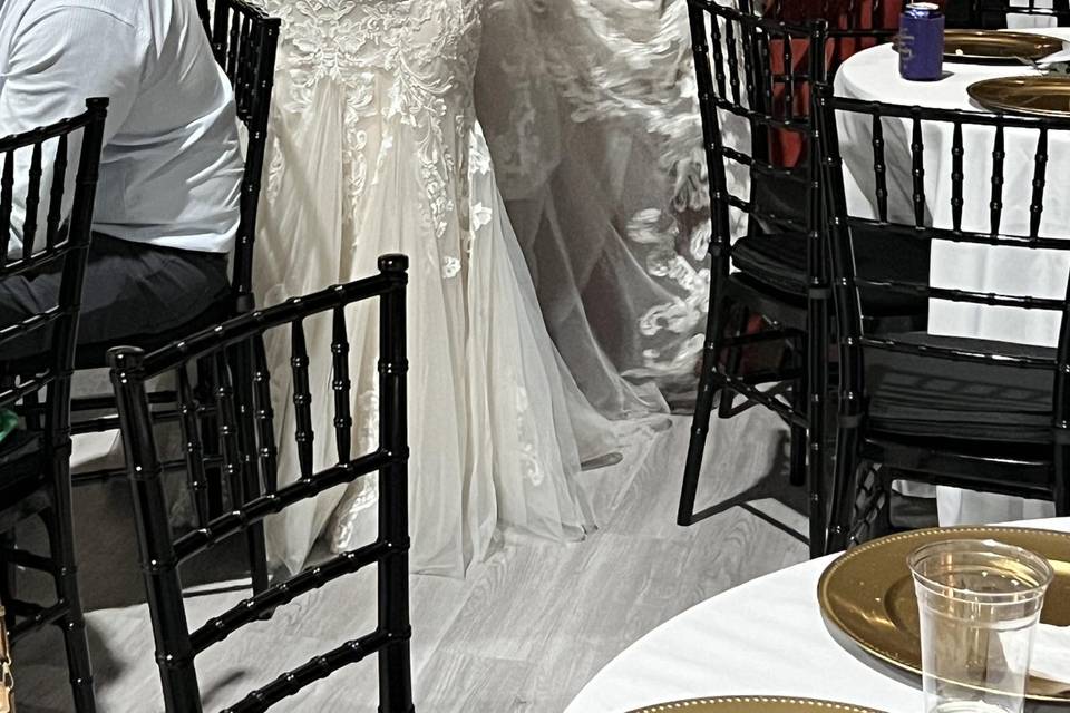 Fixing brides train