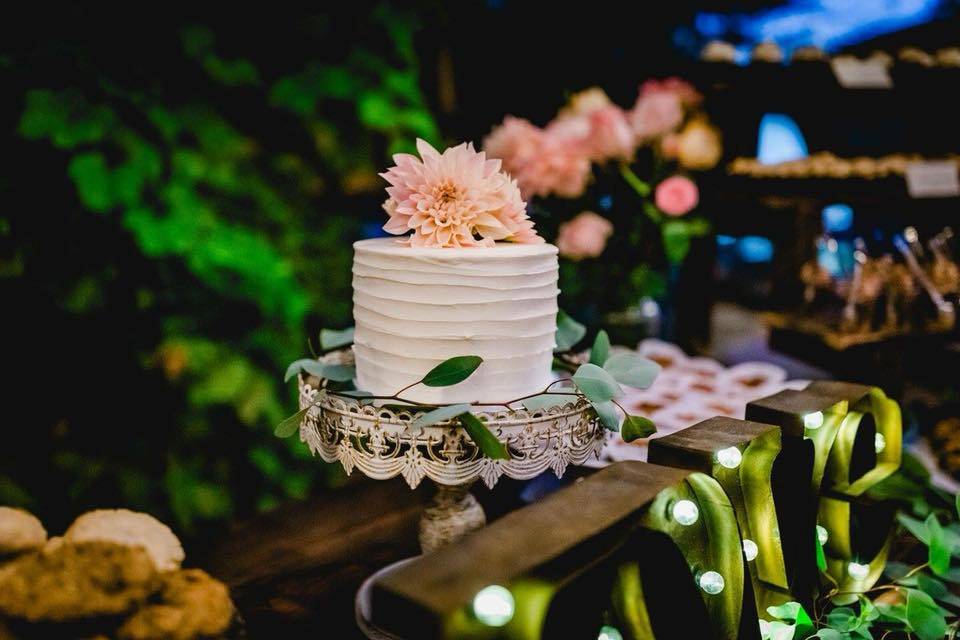 Sweetheart cake stand