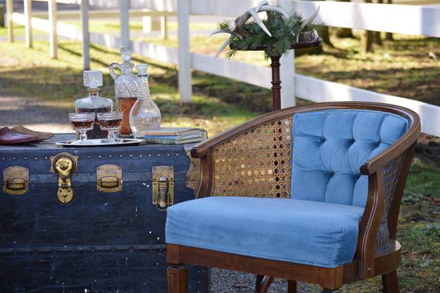 A Bit O' Whimsy Vintage Furniture Rental