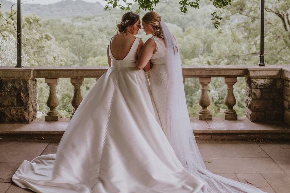 Two brides Cheekwood balcony