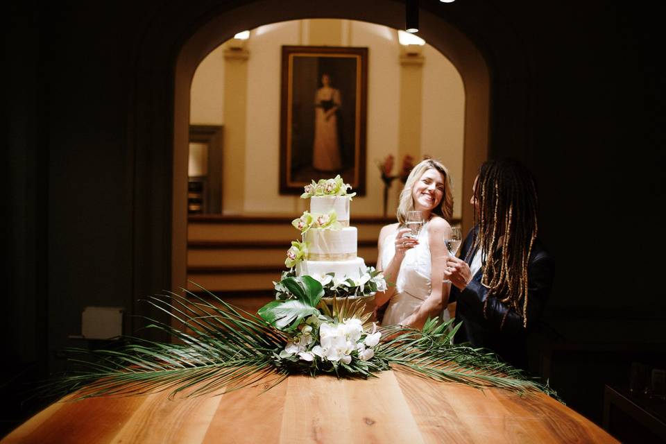 Cutting cake