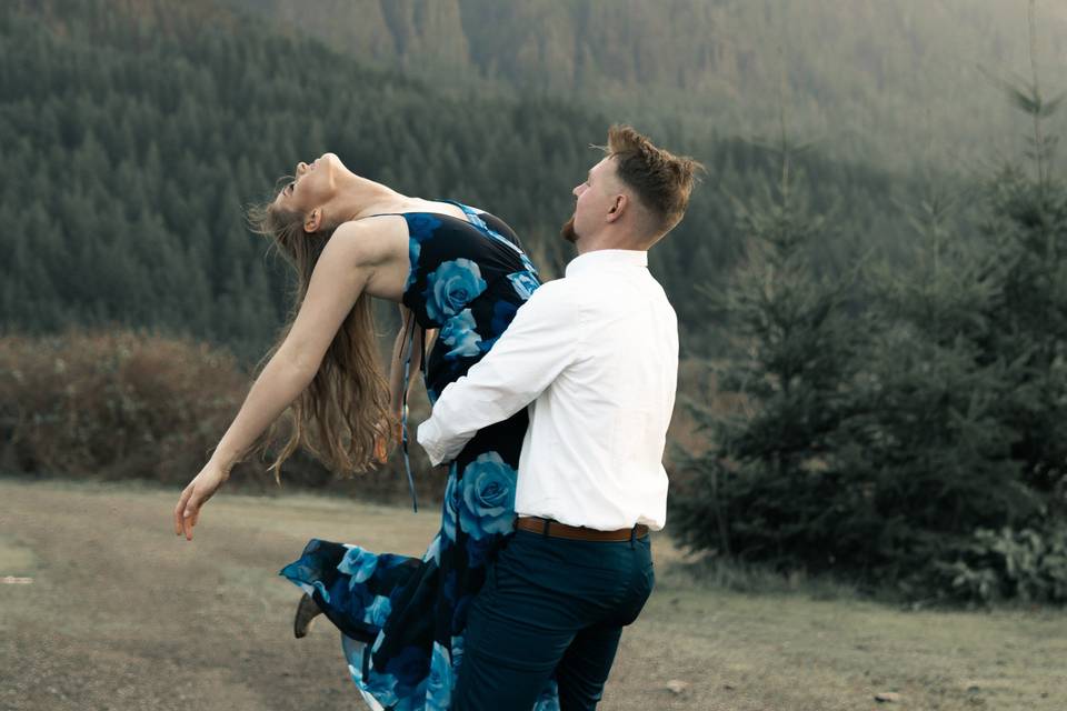 Dancing before the mountains