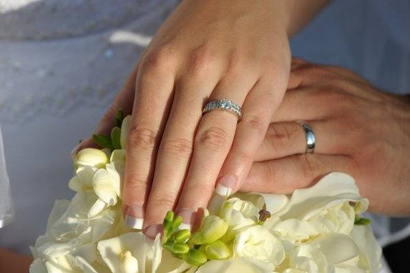 Rings on bouquet.