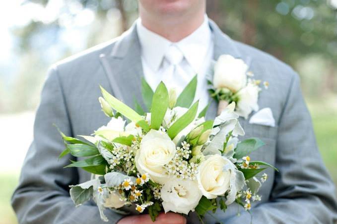 Man folding a bouquet