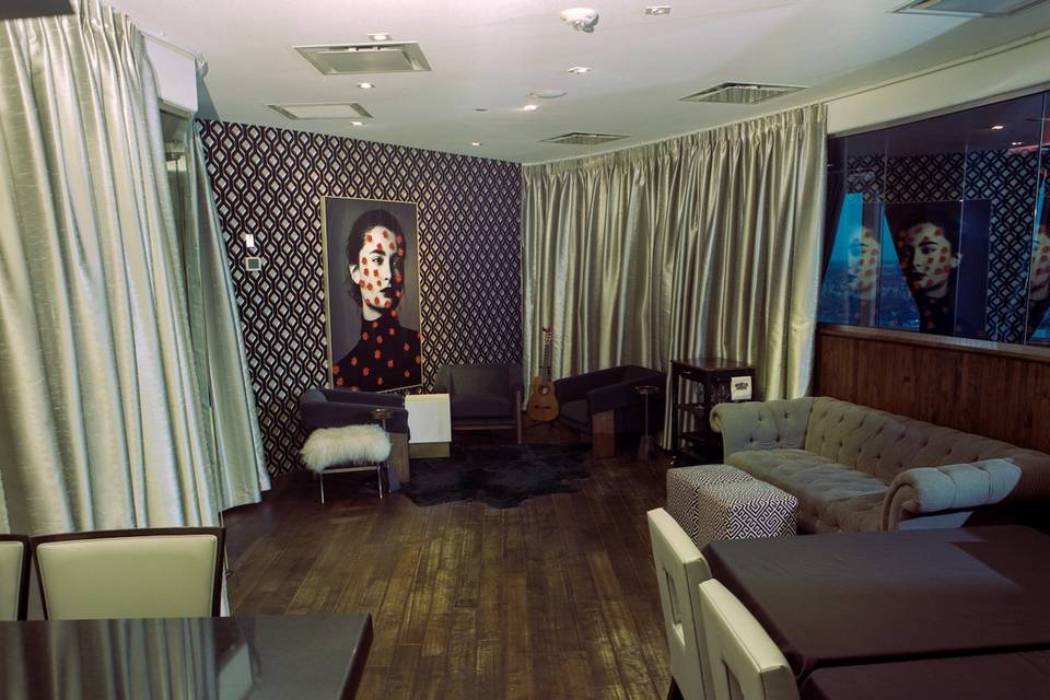 Scarlett Lounge