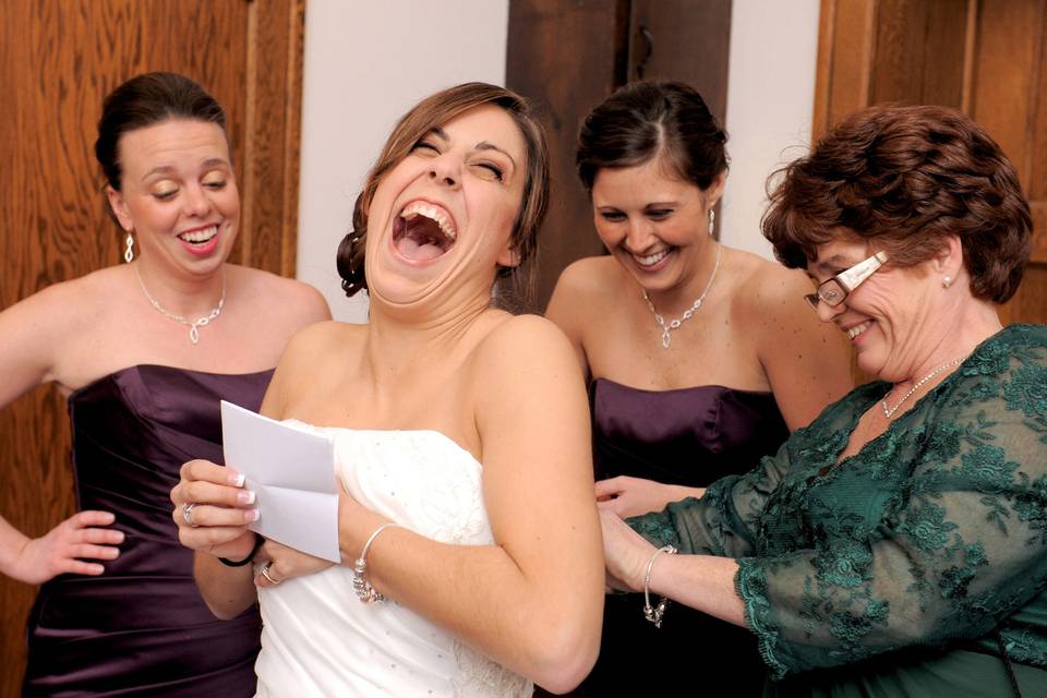 A bride laughs at the note her hubby sent just before the start of the ceremony.