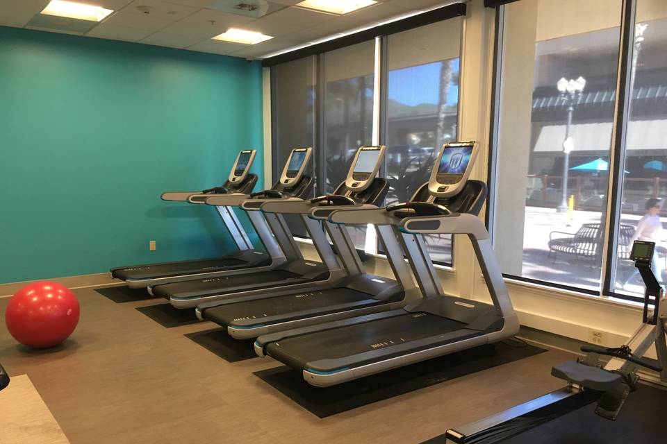 Fitness Center overlooking Promenade