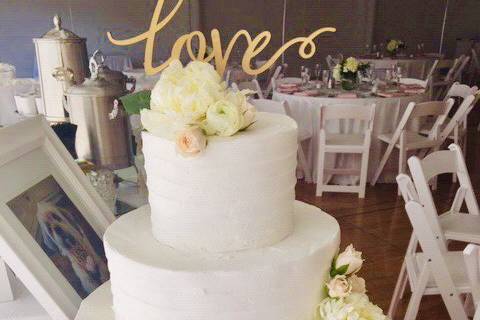 Charming floral wedding cake