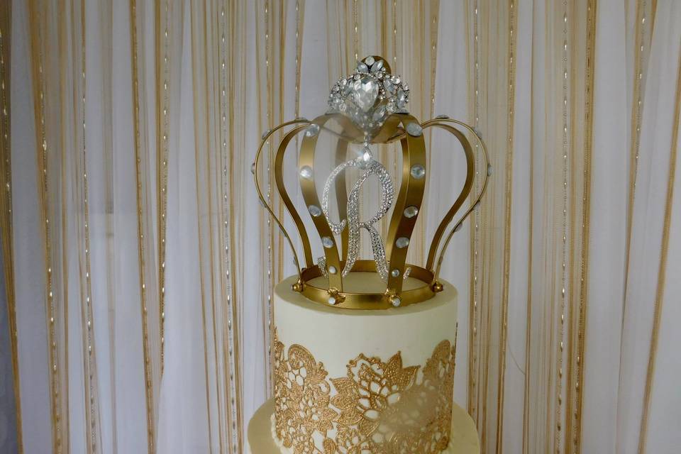 Close up of crown on cake