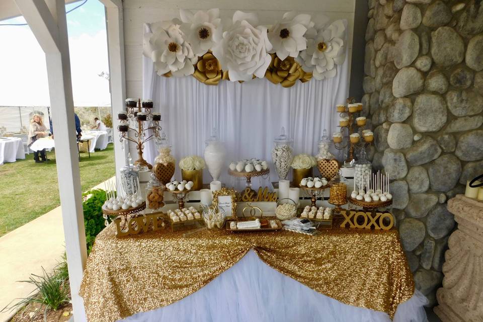 White and gold theme color dessert table