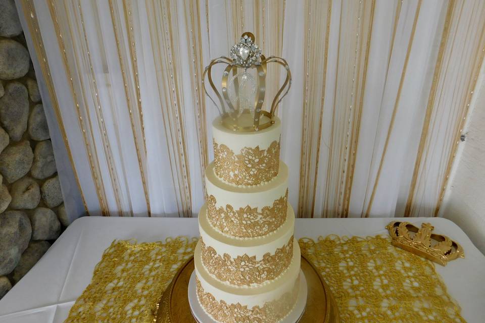 White and gold theme color cake