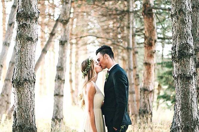 A kiss in the woods - Rose & Belle Photography