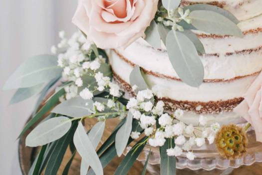 Floral decoration on the cake - Rose & Belle Photography