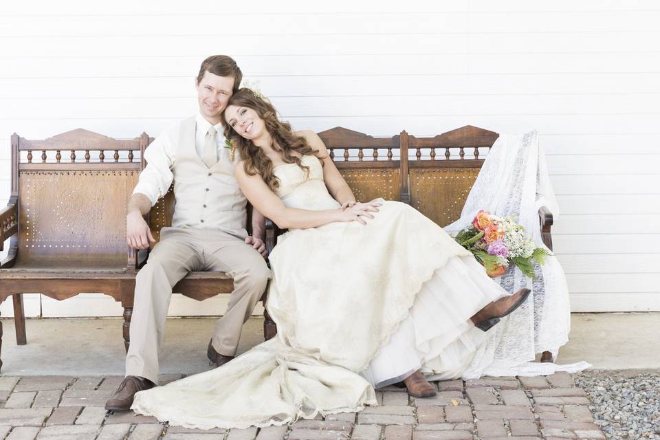 Vintage Railroad Bench, Vintage Wedding Rentals  Photo: Jamie Arrigo Photography
@sweetlifevintagerentals