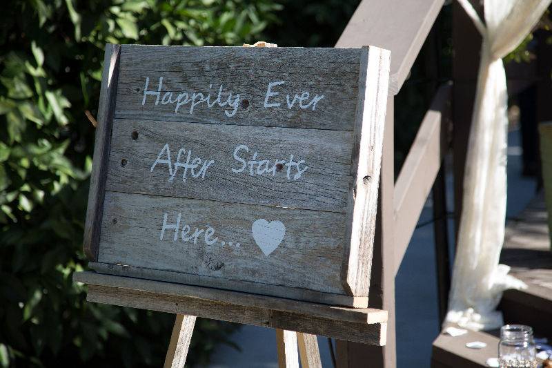 Rustic Wedding Sign @sweetlifevintagerentals