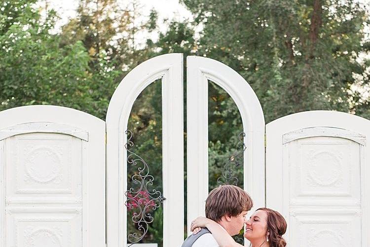 Frpnt view White Cathedral Entryway Photo: Laura Tavarez Photography @sweetlifevintagerentals