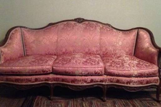 Vintage Pink Couch @sweetlifevintagerentals