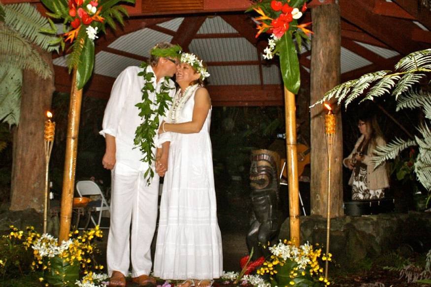 Intimate Hawaiian Nuptials