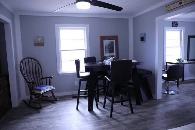 Couples entourage room