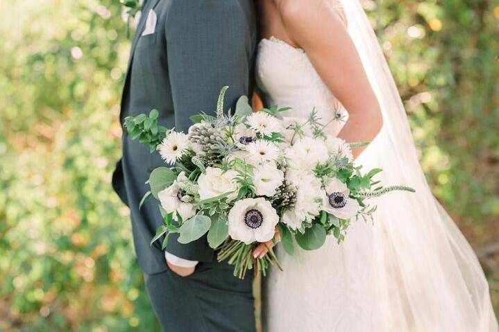 Couples with a bouquet - Laura Watson Photography