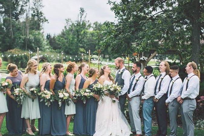 Group photo with the groomsmen and bridesmaids