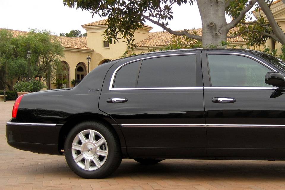 Naples Airport Shuttle is the premier private car and limousine company based in Naples, Florida. We have been transporting clients to and from airports and hotels since 1990. As a leader in the industry, we offer top of the line Stretch Limousines, Lincoln Town Cars, SUVs, 15-Passenger Vans, and Corporate Buses.