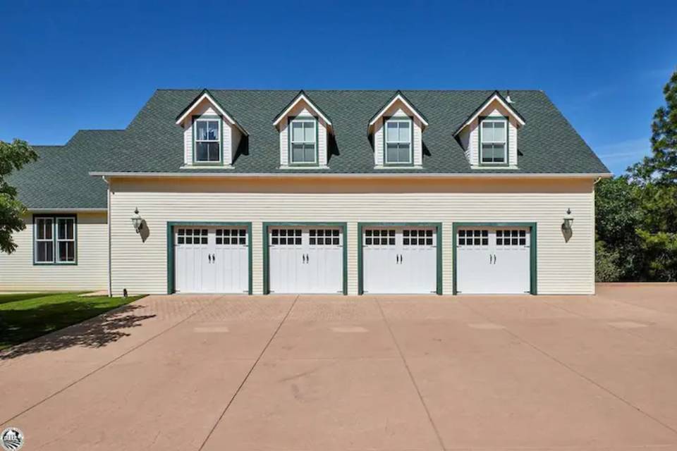 4 Car Garage with Hot tub