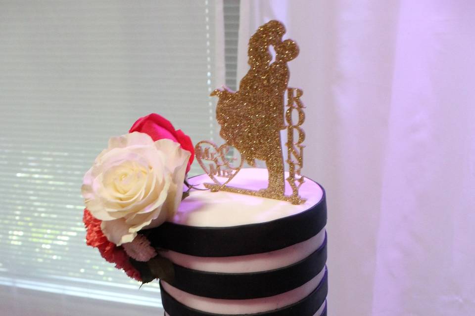 Vintage Edible Broaches and Chalkboard Wedding Cake