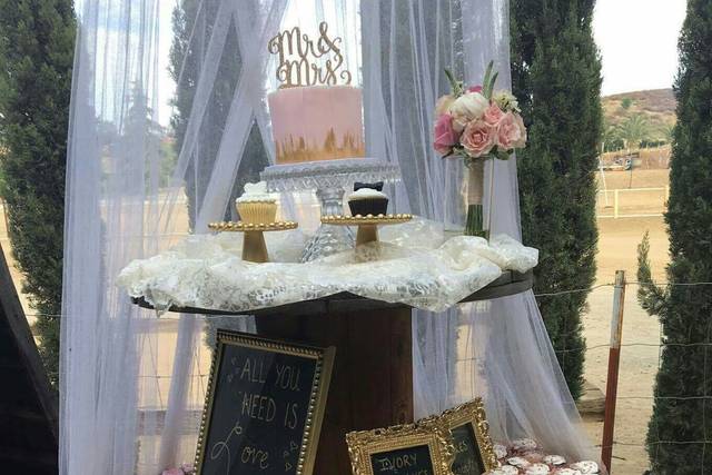 Cupcakes and cutting cake