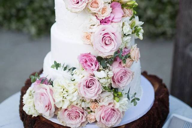 4 Tier Fondant. Serves 130