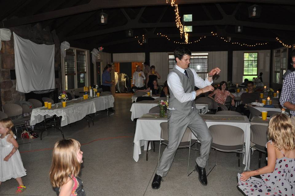 Groom dancing to Thriller