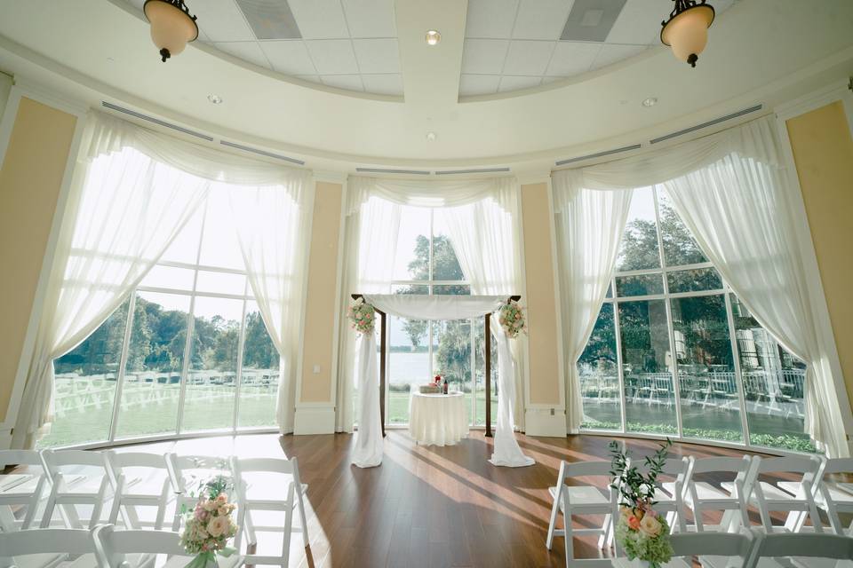 Looking into the Rotunda from outside