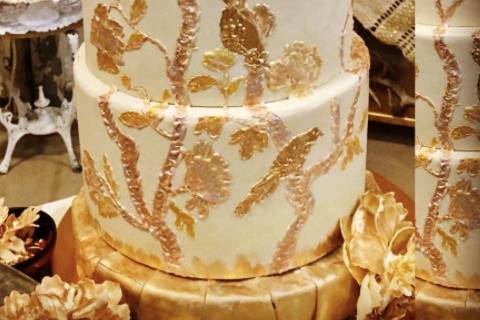 White and gold cake