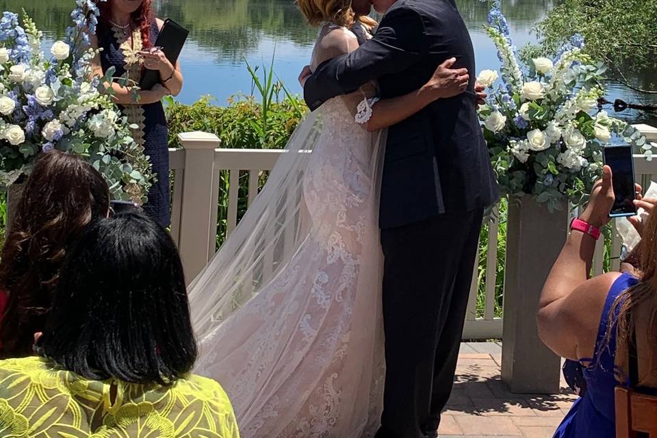 First kiss as husband & wife💕