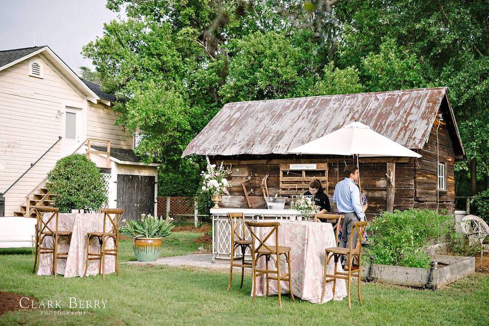 Outdoor tables to garden