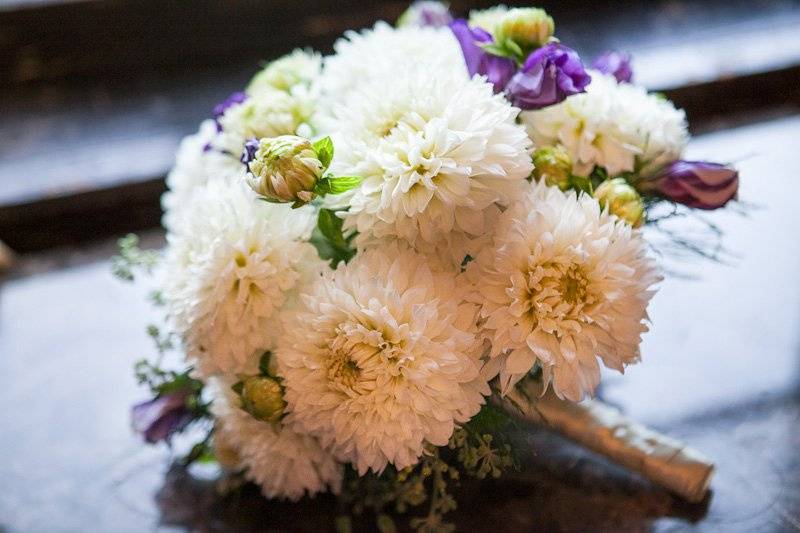 white Dahlias & purple Eustoma
