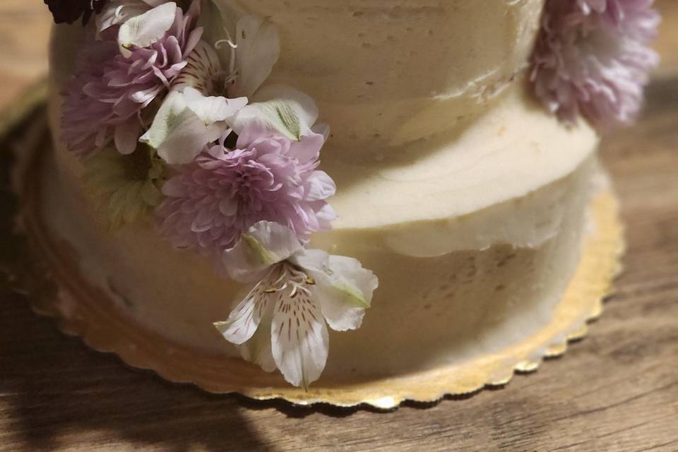 Marble cake with flower decor