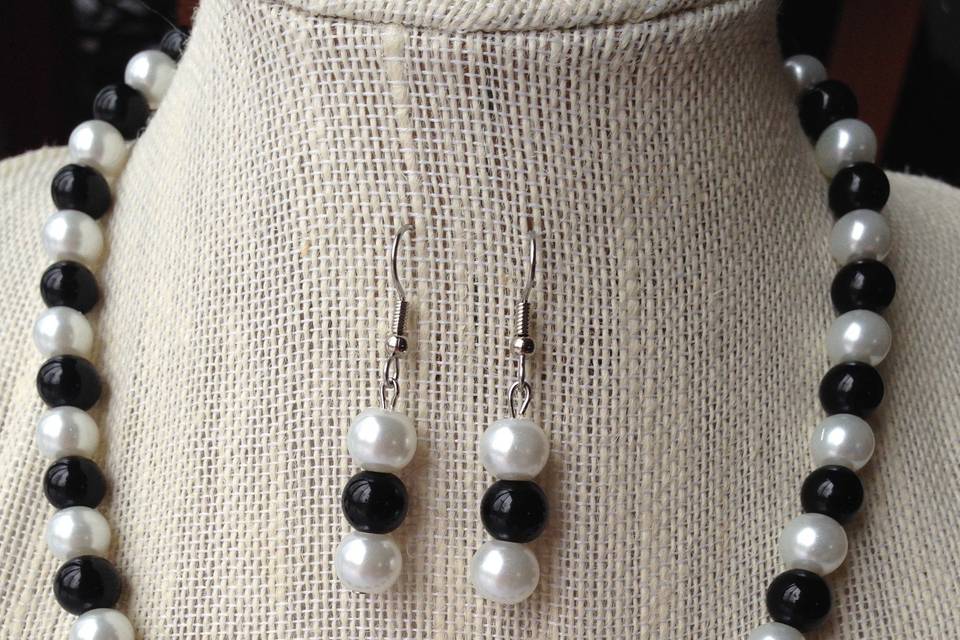 Black and White Pearl Necklace Set