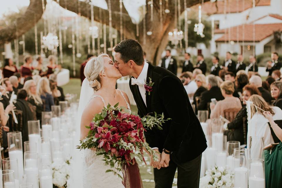 BRIDE & GROOM KISS